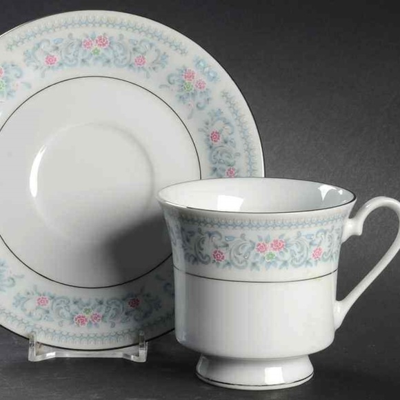 4 Footed Coffee Tea Cups 4 Saucers & 1 Creamer - Picture 1 of 7